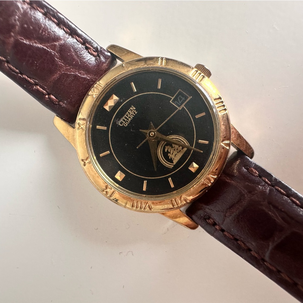 Vintage Citizen Quartz Gold Tone Watch Leather Strap Date Roman Numerals